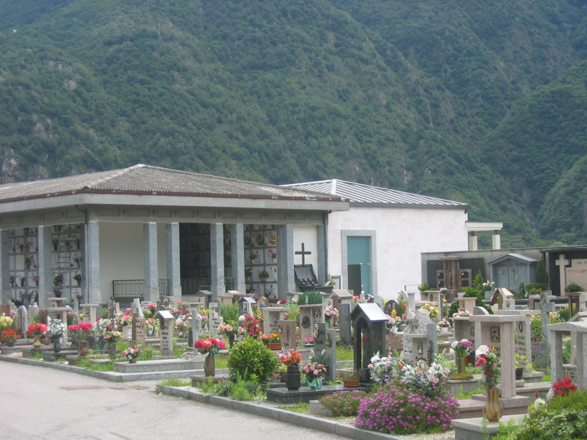 https://www.boschigrugni.it/caricamenti/2021/08/Cimitero-Domodossola-7692_boschi-grugni.jpg