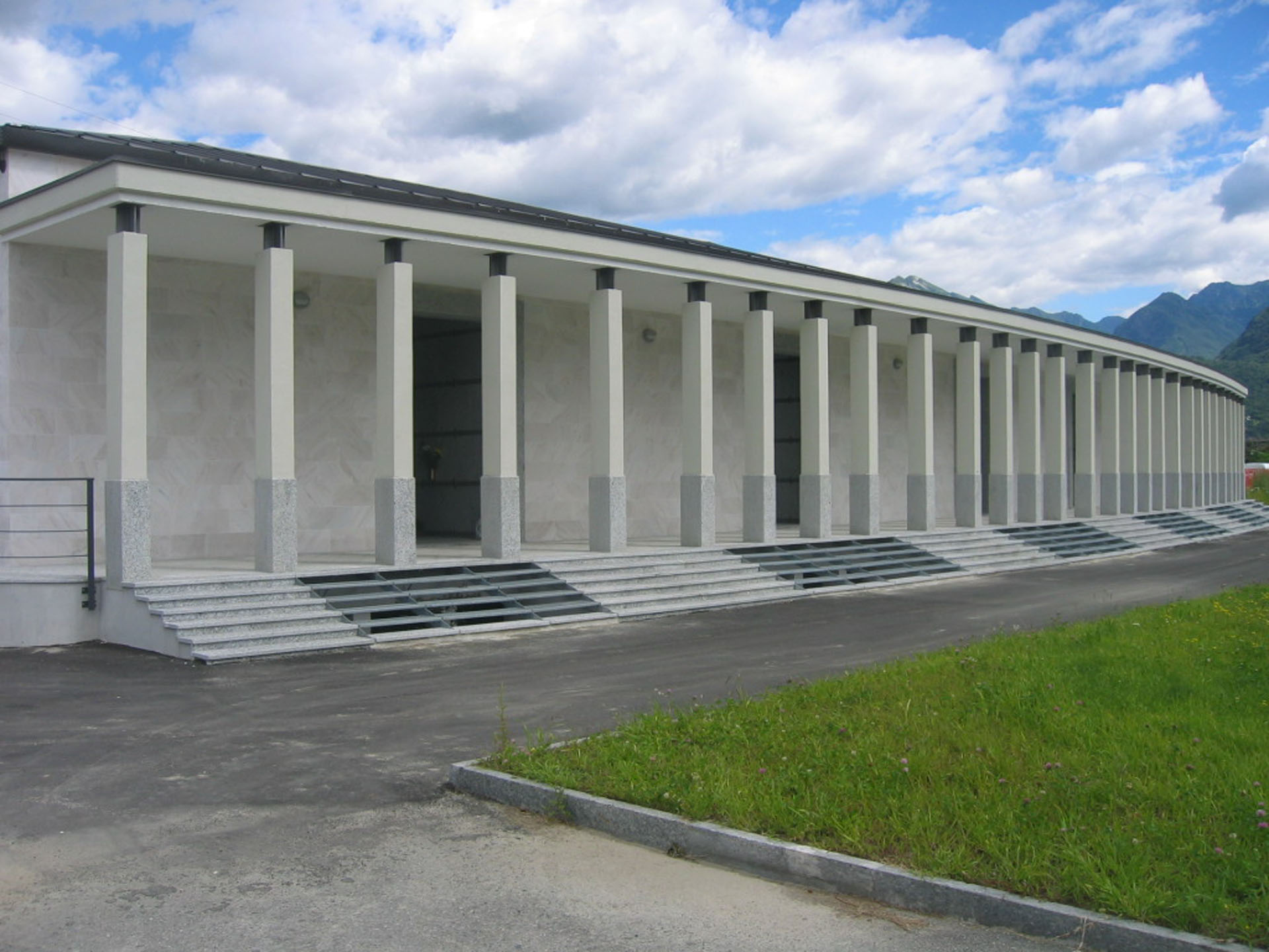 https://www.boschigrugni.it/caricamenti/2021/08/Cimitero-Domodossola-7697_boschi-grugni.jpg